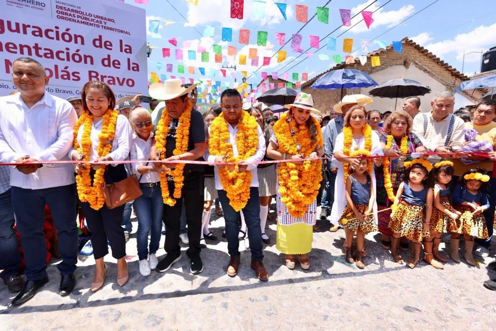 Evelyn Salgado inauguró obras en Chichihualco, Guerrero