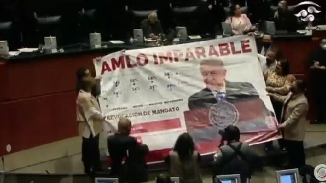 Senadores de Morena festejan a AMLO con manta de revocación de mandato