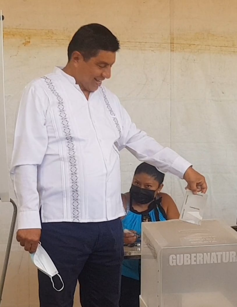 Salomón Jara, candidato de Morena, vota en las elecciones 2022 Oaxaca