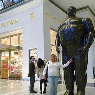 El Adán de Botero interactuando con una admiradora.