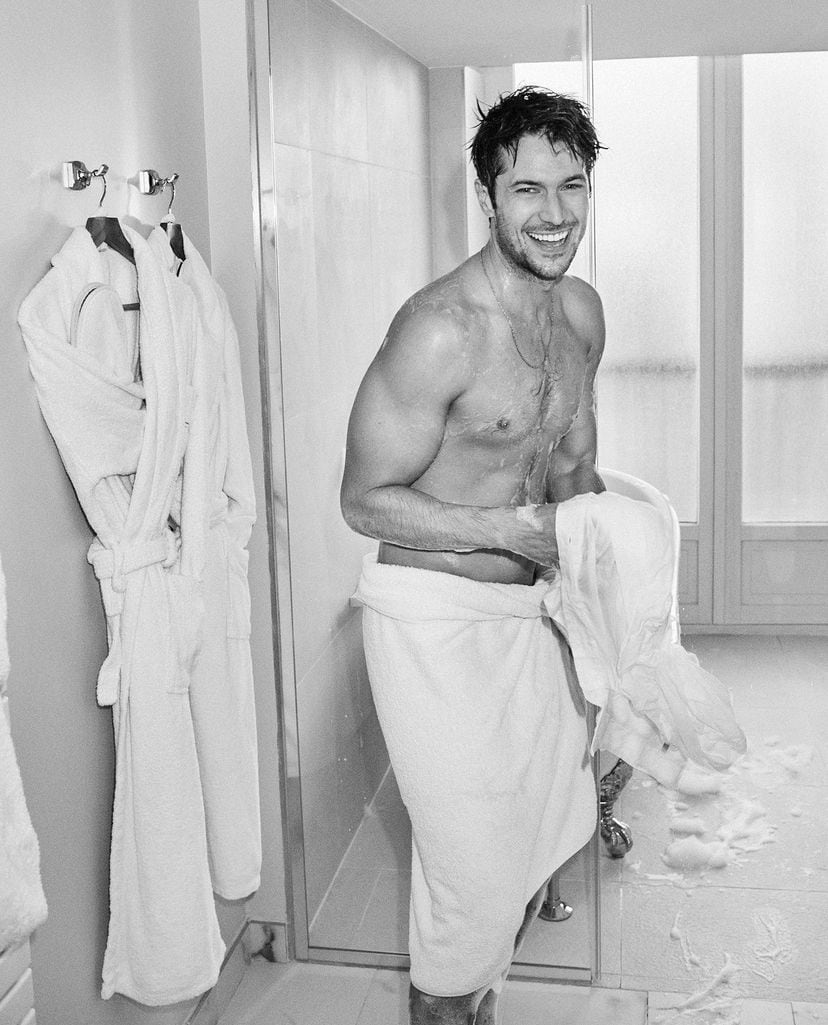 Lucas Bravo de Emily en París