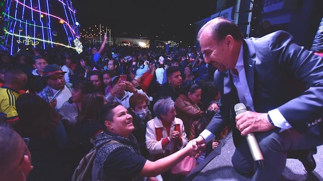 Pedro Rodríguez enciende Árbol de Navidad con espectáculo de drones en Atizapán.