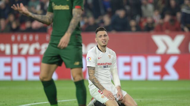 Lucas Ocampos lamenta una jugada del partido