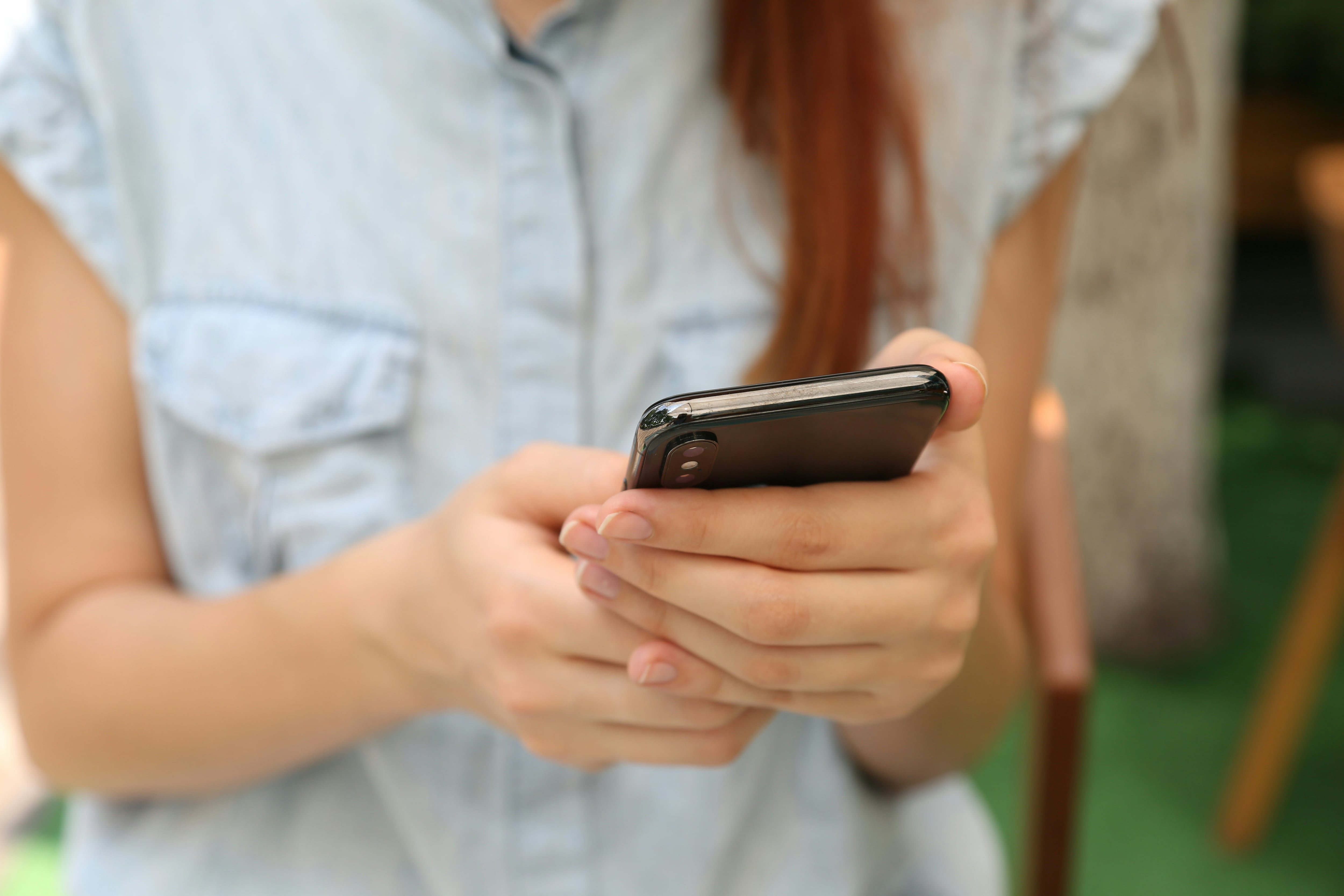 Mujer usando un celular