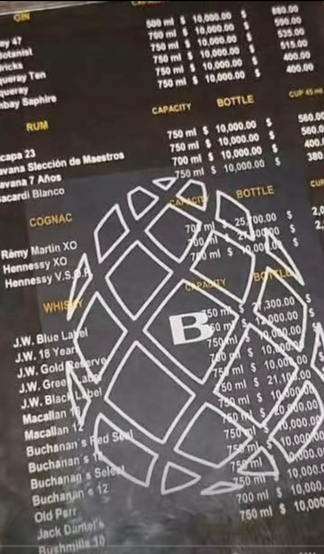 Precio récord: Bacardi blanco cuesta hasta 10 mil pesos en club de Tulum, según menú