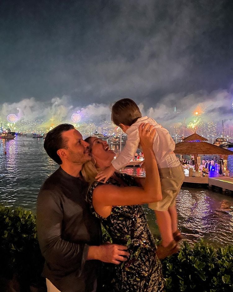 Javier Díaz y Carla Zepeda con su hijo.