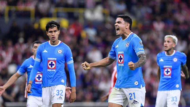 Toro Fernández en el Chivas vs Cruz Azul.