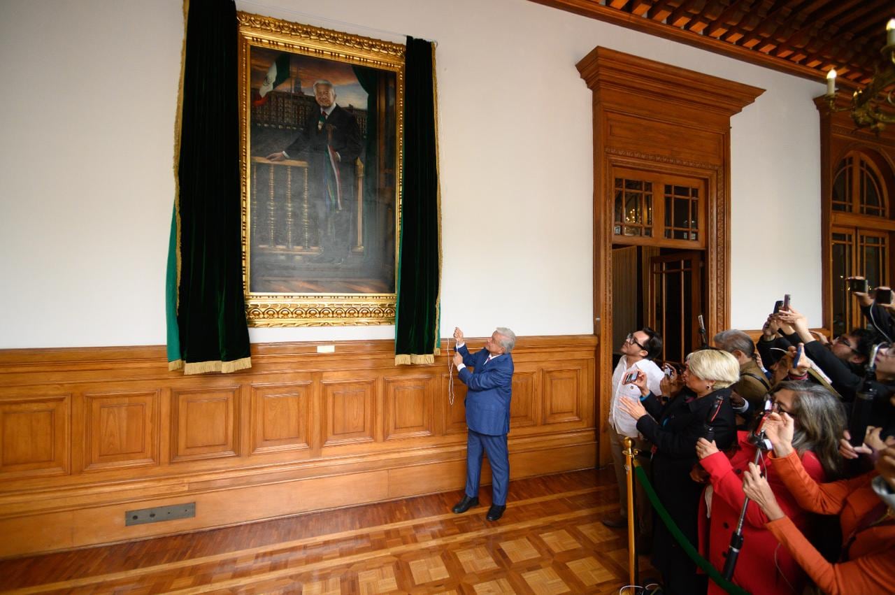 AMLO revela su retrato como presidente de México