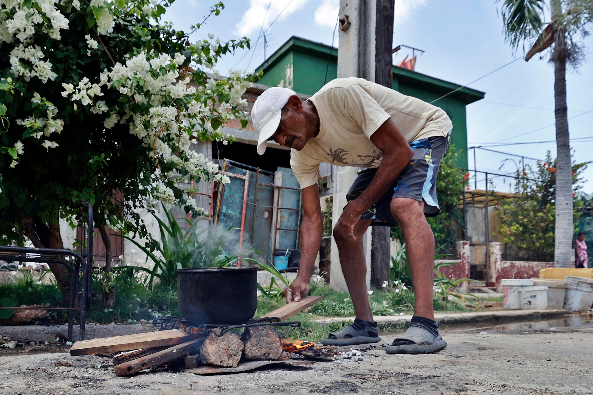 Hombre cocinando en Cuba.