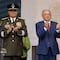 AMLO pide la libertad de Julian Assange; hermano y padre del activista presencian desfile militar del 16 de septiembre