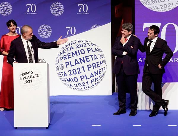 Autores detrás de 'Carmen Molina'.