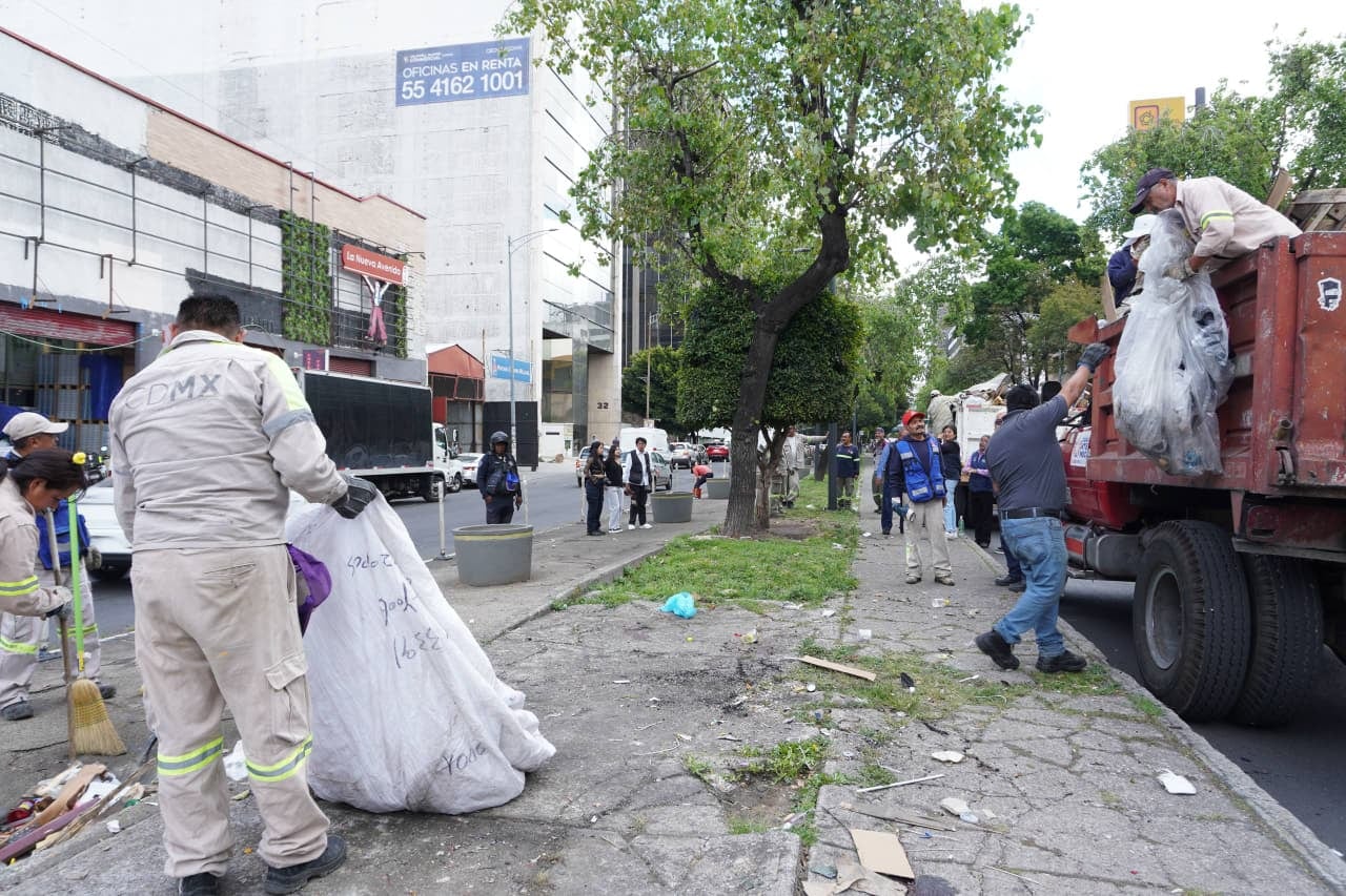 Alcaldía Cuauhtémoc retira triques y basura