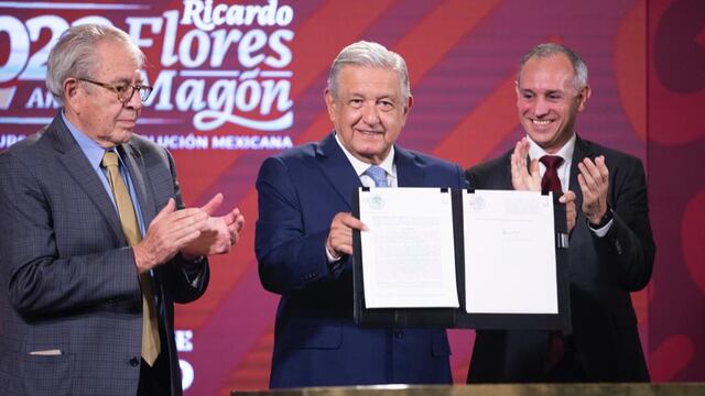 AMLO firma decreto para prohibir vapeadores y cigarros electrónicos