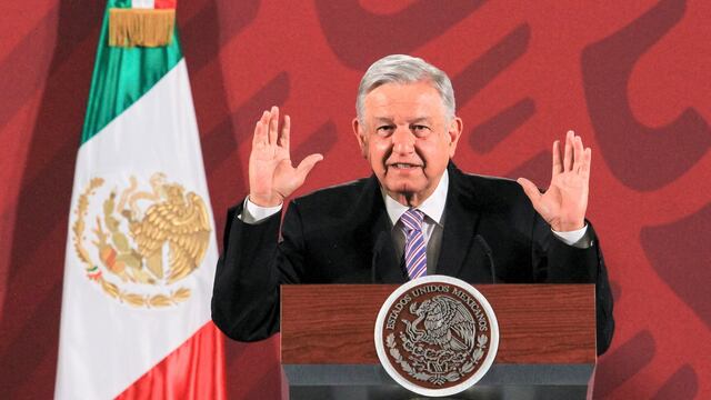 México.- Jóvenes que ni estudien ni trabajen no tienen derecho a una beca del gobierno federal, aseguró AMLO, esto luego de que presuntamente personas que se inscriben en la universidad, pero dejan pasar un año, están recibiendo un pago bimestral de 4 mil 800 pesos sin estar estudiando .
En conferencia mañanera de este 11 de marzo, el presidente Andrés Manuel López Obrador recordó que los jóvenes mayores de edad tienen dos opciones para recibir apoyo monetario del gobierno: estudiar el nivel superior o formar parte del programa de la capacitación laboral en Jóvenes Construyendo el Futuro.
“No se deben de entregar becas a quien no está estudiando, quien no lo merece. Si no está estudiando, porque sí hay posibilidades, y no tiene empleo, puede trabajar como aprendiz si es joven, hay ese otro programa (de Jóvenes Construyendo el Futuro)”. Andrés Manuel López Obrador. Presidente
López Obrador dijo que actualmente 300 mil estudiantes de educación superior son beneficiados  con la beca Jóvenes Escribiendo el Futuro, quienes reciben 2 mil 400 pesos cada mes.
Se gradúan mil 13 aprendices; sólo 121 consiguen trabajo 
El 4 de marzo, la titular de la Secretaría de Trabajo y Previsión Social (STPS), Luisa María Alcalde, informó sobre la primera generación de aprendices graduados de Jóvenes Construyendo el Futuro, quienes de los mil 13, sólo 121 consiguieron obtener un empleo.
Estos jóvenes fueron capacitados en la empresa ADO Mobility a través de 432 tutores, quienes recibieron un certificado por haber terminado su curso de 14 meses.
Recordó que de los jóvenes que se inscribieron el año pasado se estarán graduando este año, de los cuales, aproximadamente el 60 por ciento son mujeres.
La convocatoria para Jóvenes Construyendo el Futuro 2020 ya está abierta para personas entre 18 y 29 años. Los participantes este año recibirán 3 mil 748 pesos, 148 pesos más de lo que recibieron los becarios de 2019.