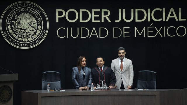 Rafael Guerra Álvarez, magistrado presidente del Tribunal Superior de Justicia de la Ciudad de México (TSJCDMX) junto a funcionarios