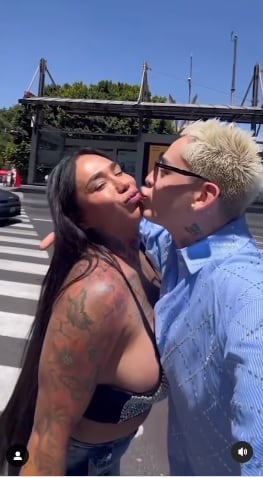 Beso entre Kunno y Karina Torres.