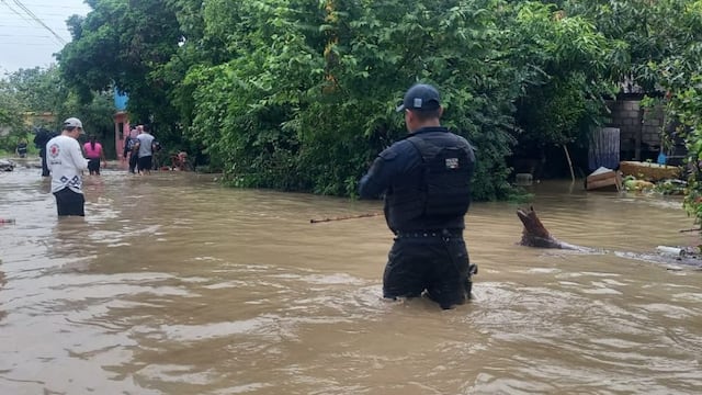 Inician rescate y evacuación de vecinos por inundaciones en el Río Cazones en Veracruz