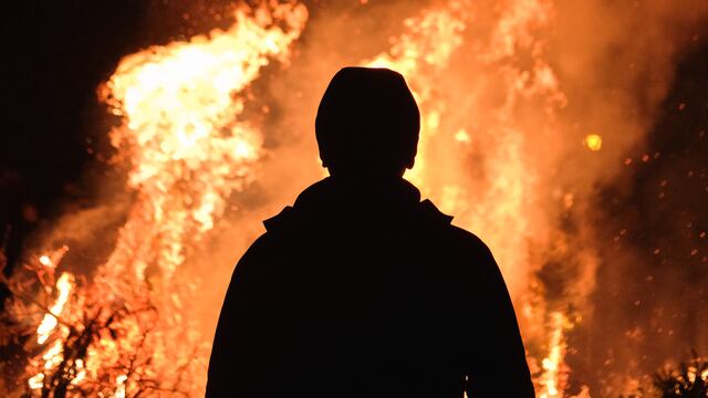¿Qué significa soñar con apagar el fuego?