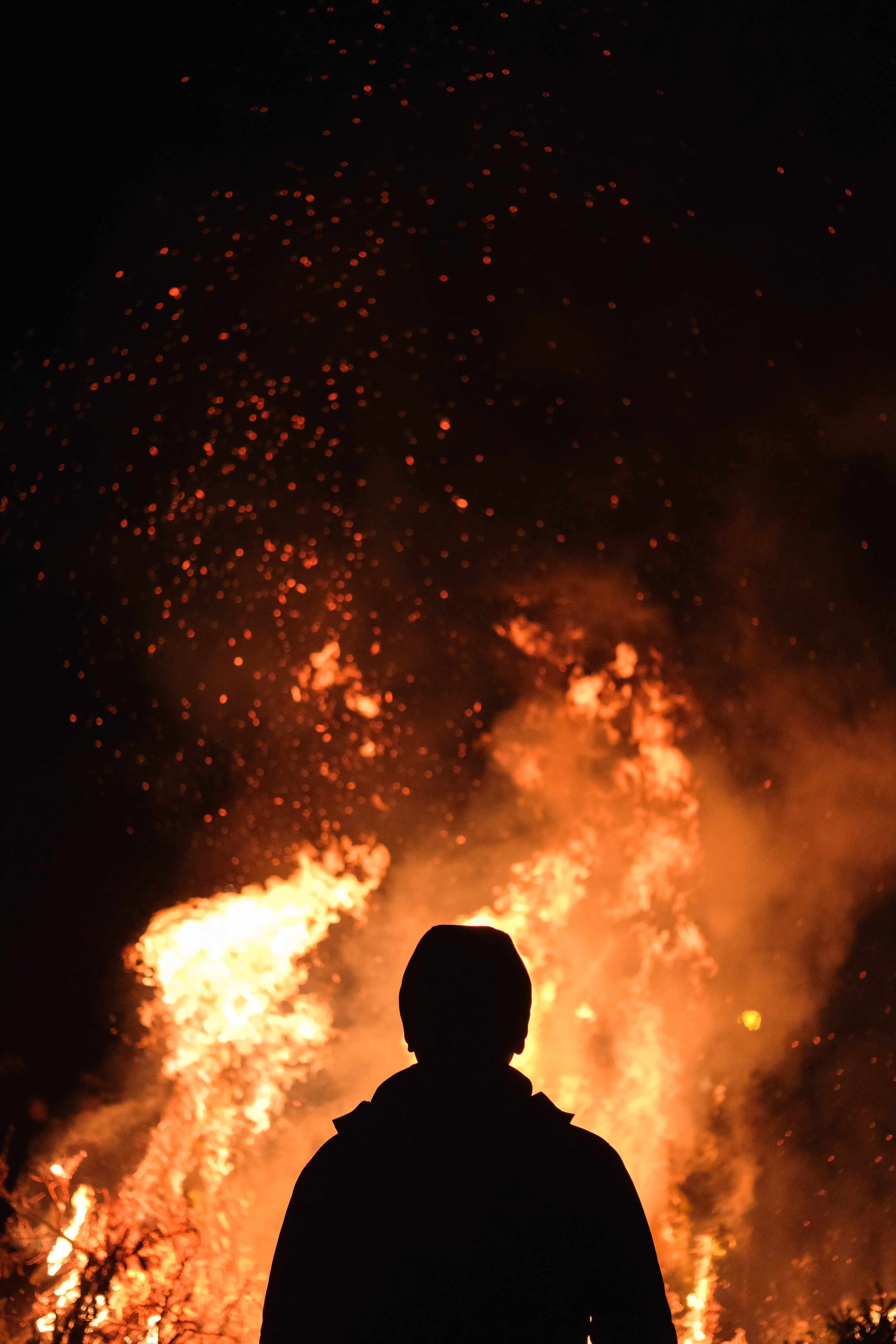 ¿Qué significa soñar con apagar el fuego?