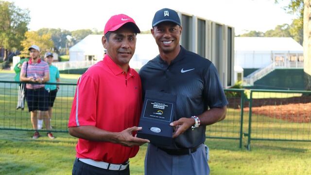 Woods recibió la medalla conmemorativa por parte del Brody