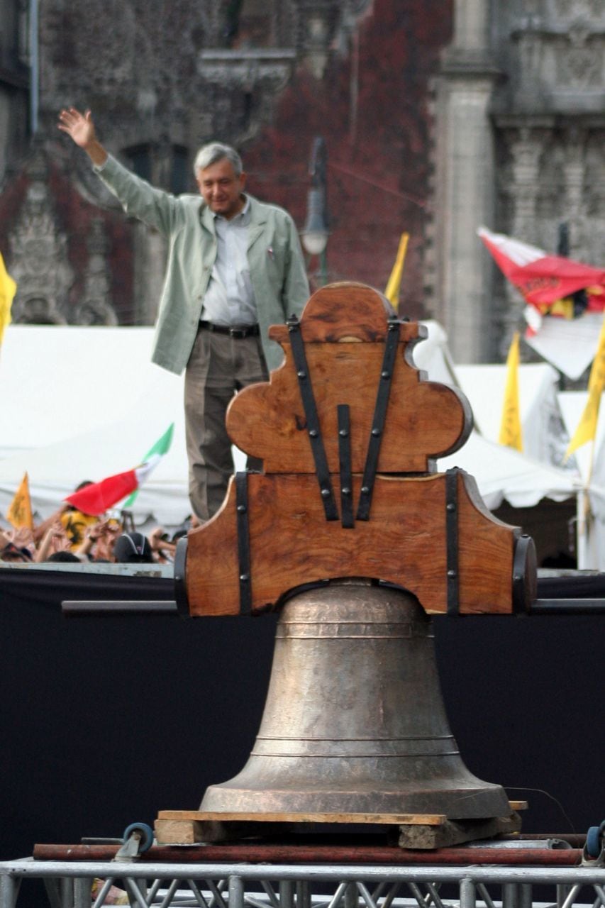 AMLO presentó la campana para el Grito de la Independencia de 2006