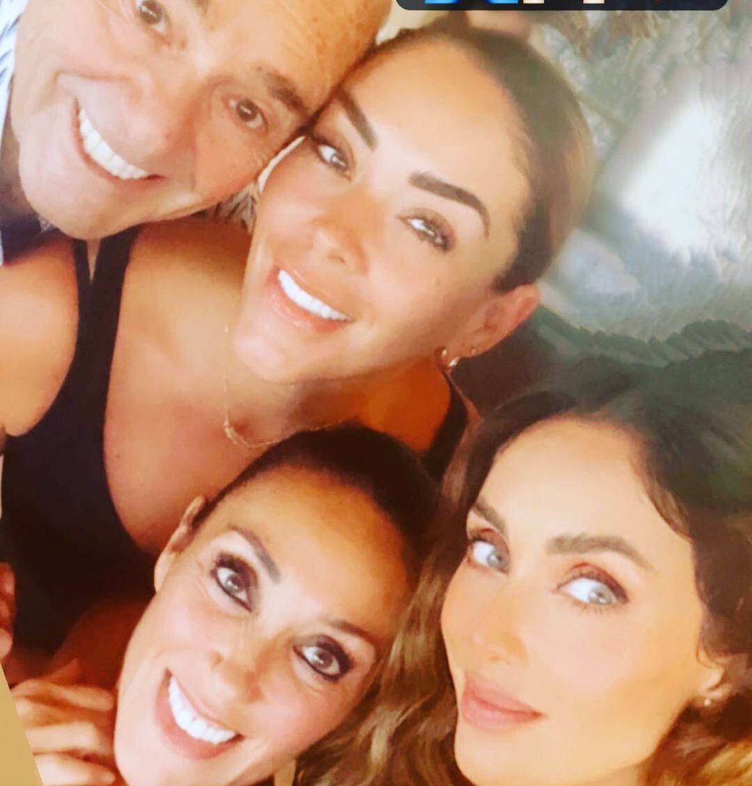 Anahí con sus papás y su hermana Marichelo.