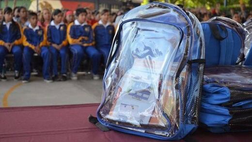 Dan mochilas transparentes a estudiantes de Nuevo León para evitar portación de armas