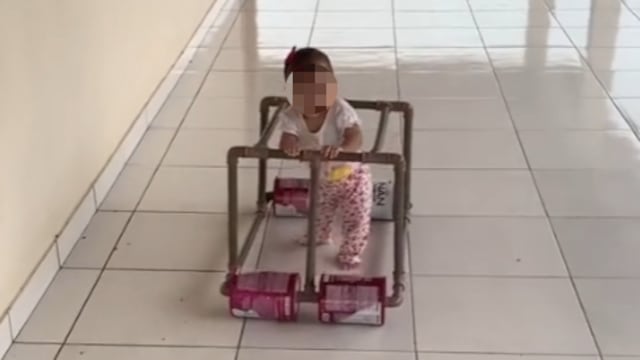 Padre fabrica andadera para su hija, solo usó latas de leche y tubos de PVC