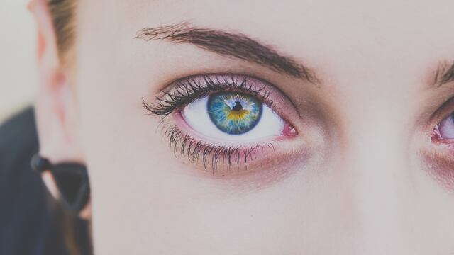 Ojos azul iris pupila