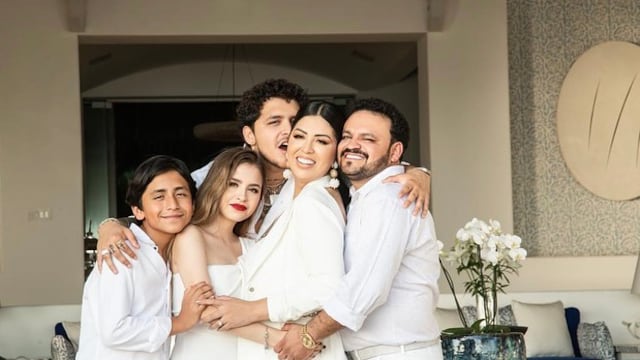 Christian Nodal y su familia