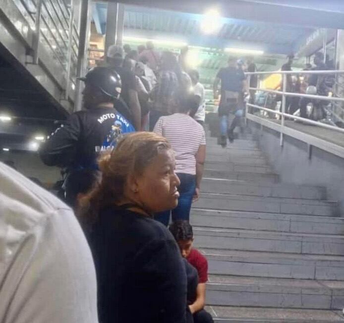 Largas filas en busca de víveres en Venezuela. Foto: Plácido Garza