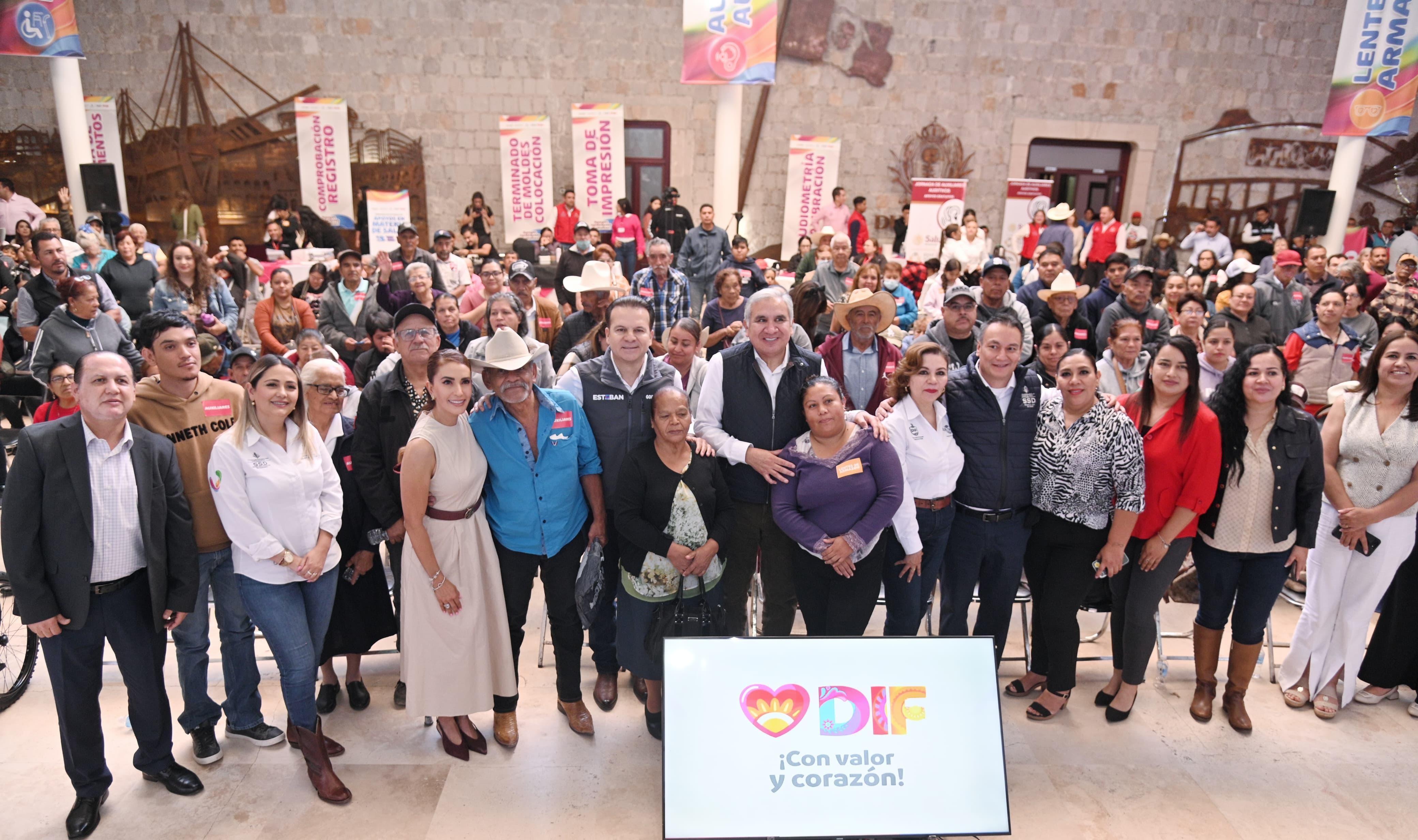 Esteban Villegas, Marisol Rosso y José Alfredo Cordero entregan apoyos en Durango.