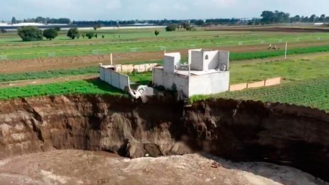 La casa aledaña al perímetro del socavón corre el riesgo de ser tragada por el socavón