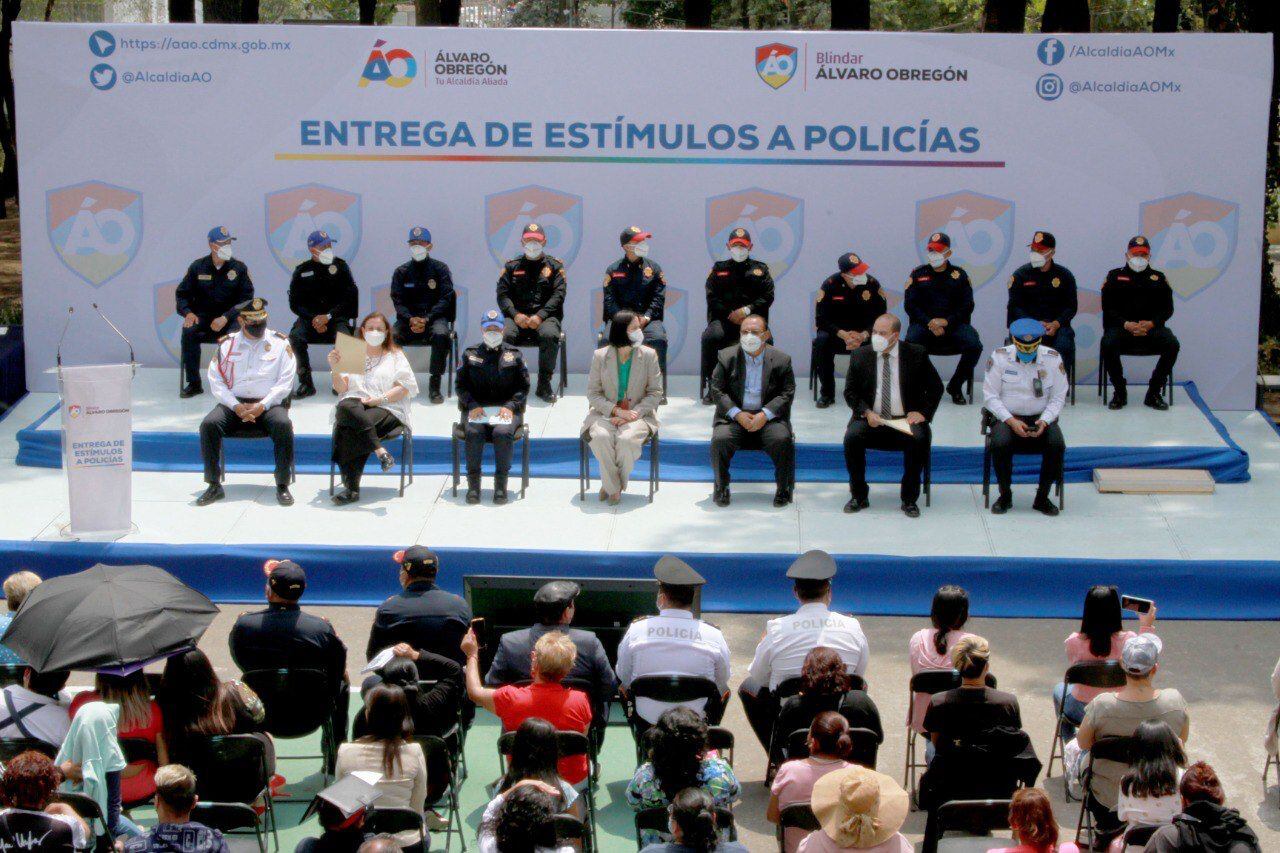 Lía Limón en el evento de reconocimiento a policías de Álvaro Obregón