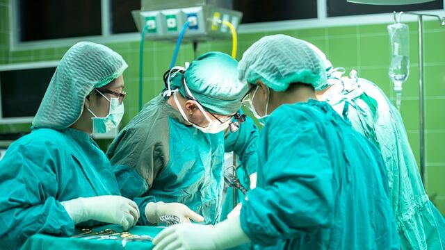 Queda deforme luego de un error en sus implantes de trasero.