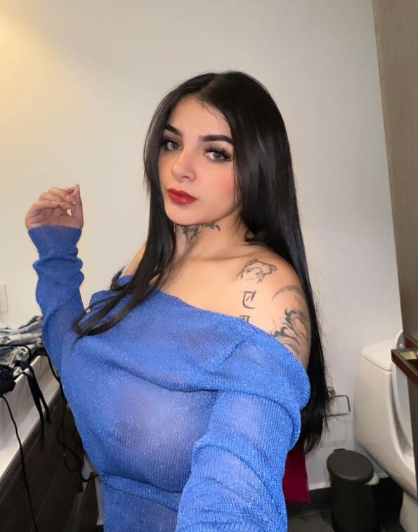 Karely Ruiz se quita el brasier