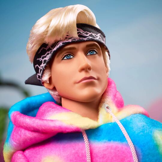 Ken de Barbie con sudadera “I am Kenough”