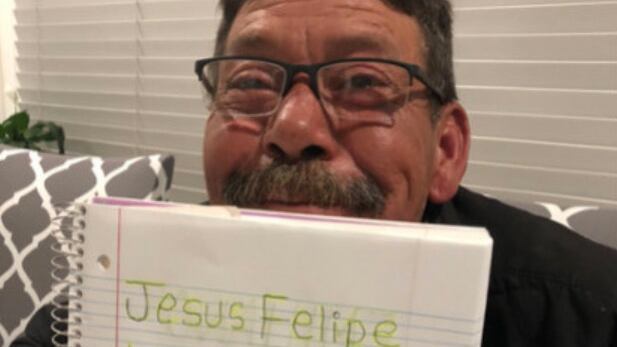 Abuelito aprender a leer y escribir durante pandemia de coronavirus