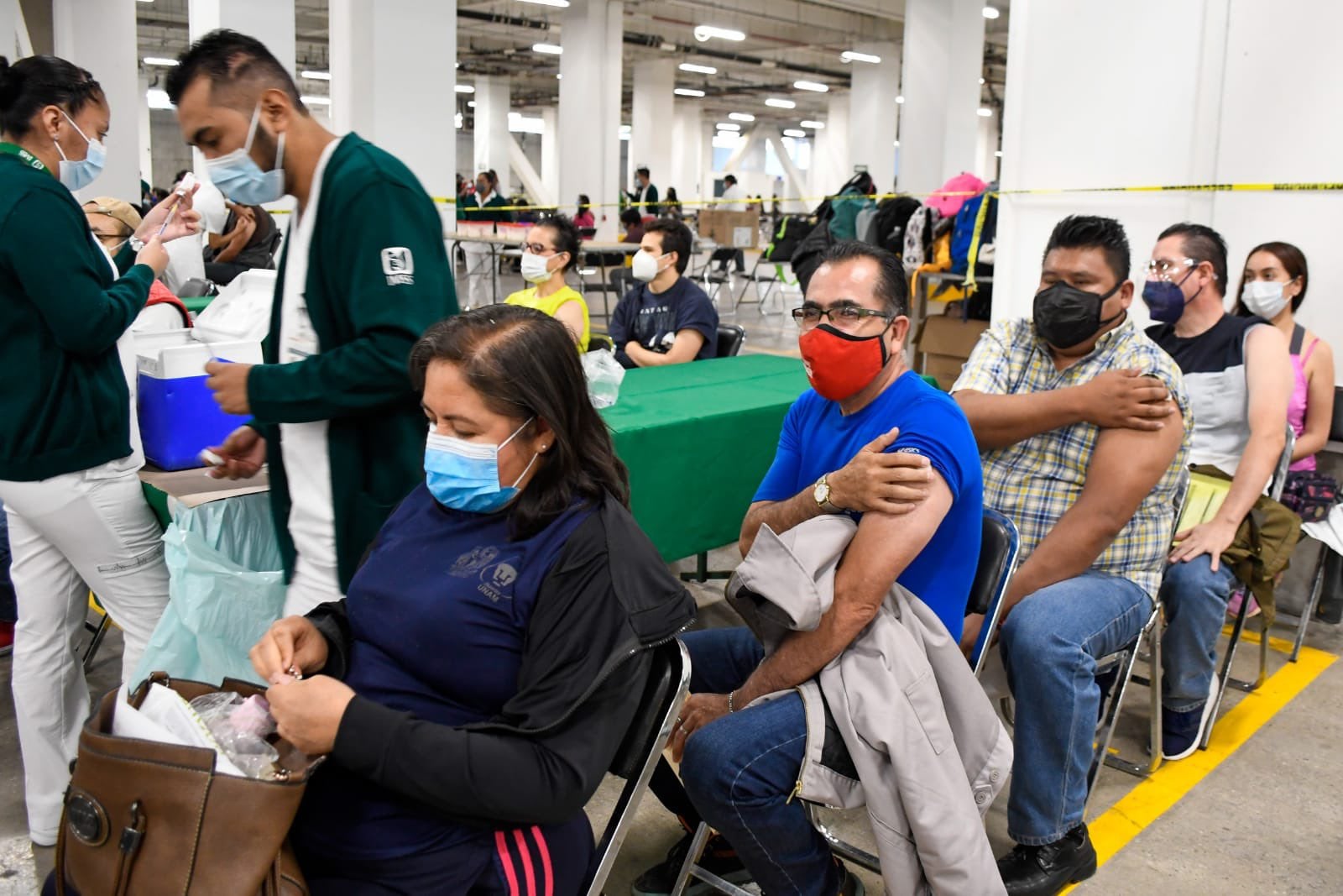 Vacunación de maestros en el Centro de Estudios Navales en Ciencias de la Salud Marina