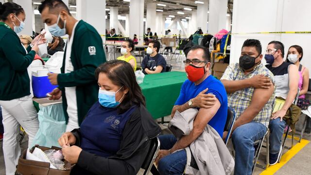 Vacunación de maestros en el Centro de Estudios Navales en Ciencias de la Salud Marina