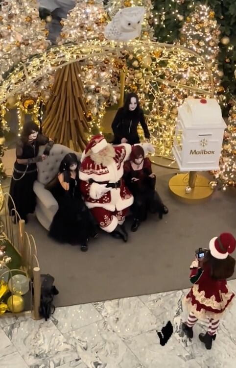 Darketos van a tomarse la foto con Santa Claus en Perisur.
