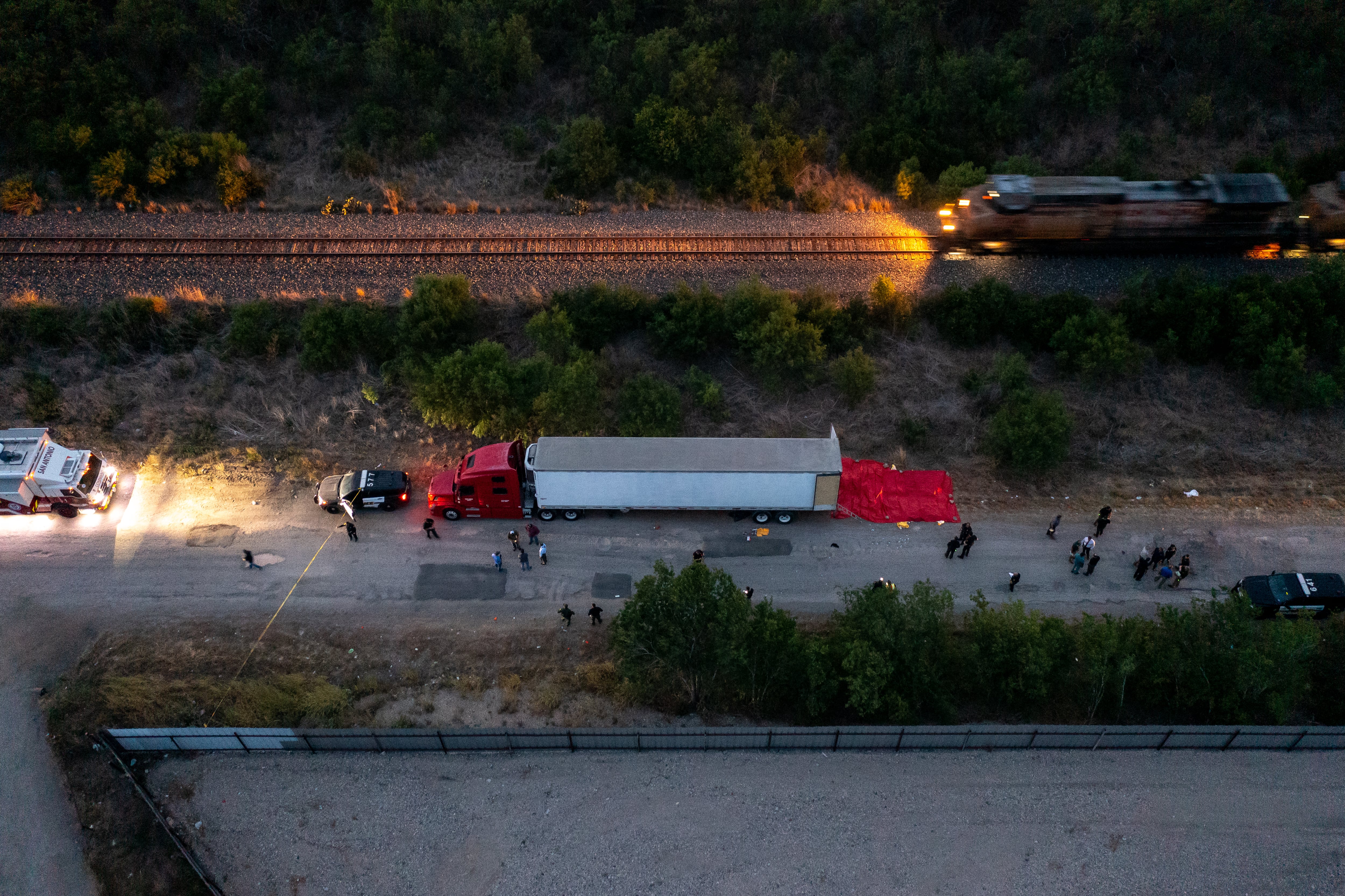 Trailer donde fueron hallados los 53 migrantes muertos en Estados Unidos