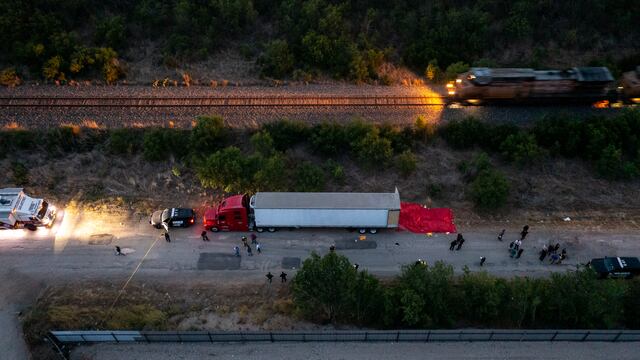 Trailer donde fueron hallados los 51 migrantes muertos en Estados Unidos