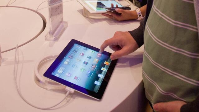 Un usuario mexicano probando el iPad.