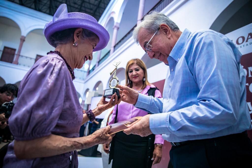 Estas fueron las mujeres pioneras del servicio público a las cuales Rubén Rocha entregó reconocimientos