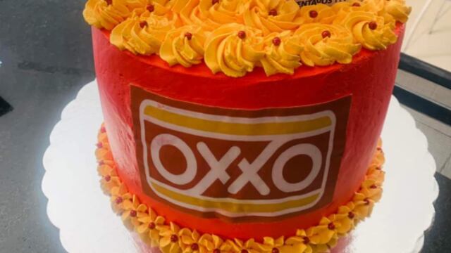 Pastel de cumpleaños con temática de Oxxo