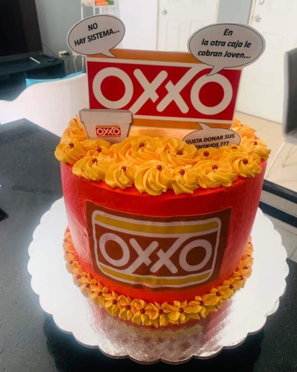 Pastel de cumpleaños con temática de Oxxo