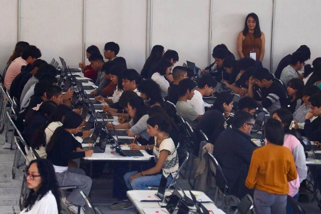 Aspirantes realizan examen de control de la UNAM en Oaxaca