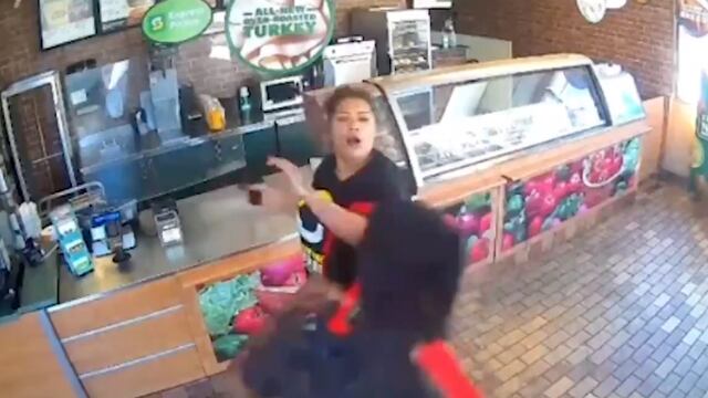 Empleada de restaurante se defiende de ladrón