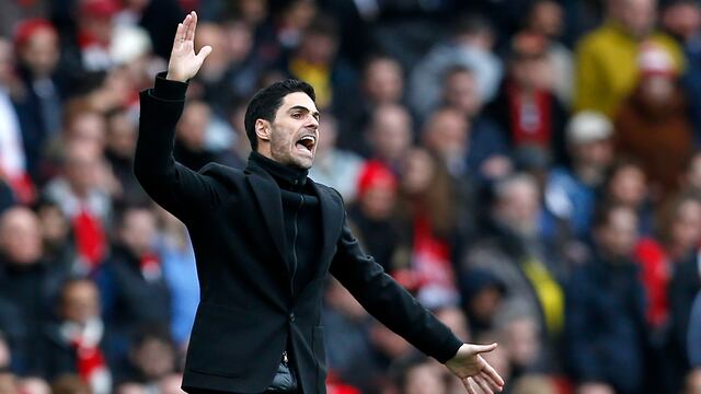 Arteta da indicaciones en un partido del Arsenal